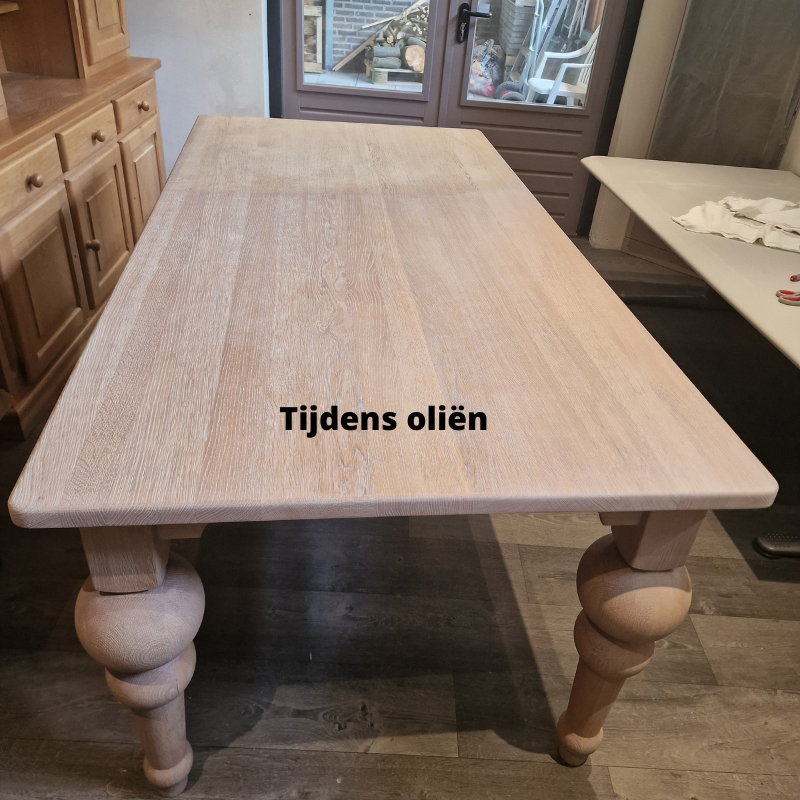 Eiken eettafel gezandstraald en tijdens het oliën