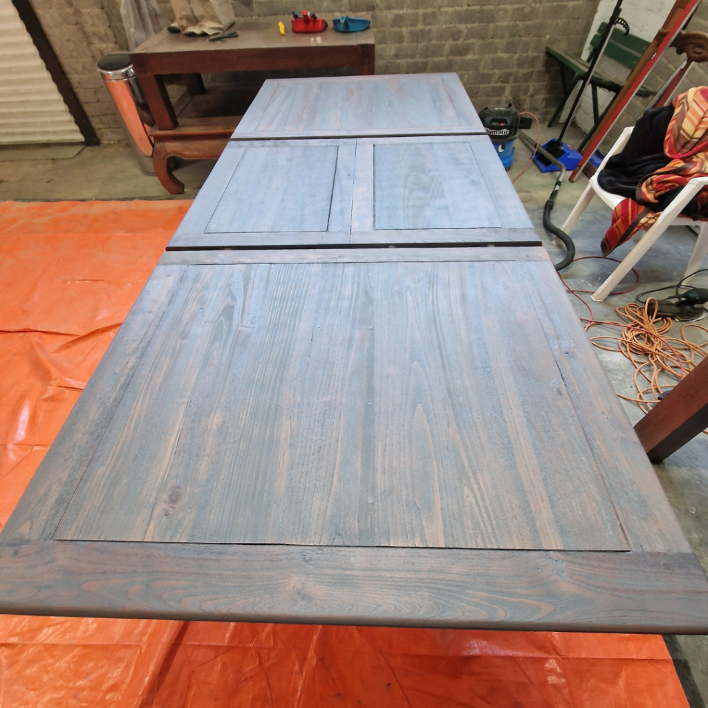 Uitschuifbare eettafel geolied in de kleur slate grey