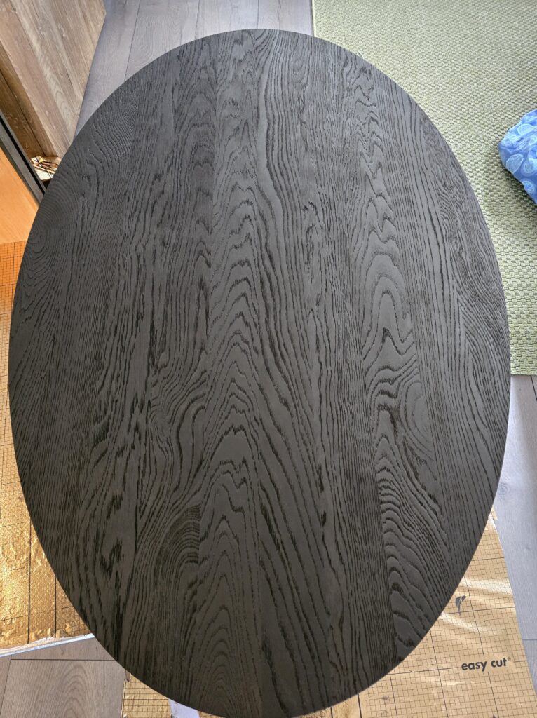 Eiken tafel pre-colour intense black gevolgd door olie