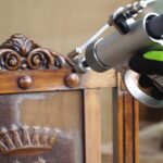 Luchtgommen stoel met houtsnijwerk