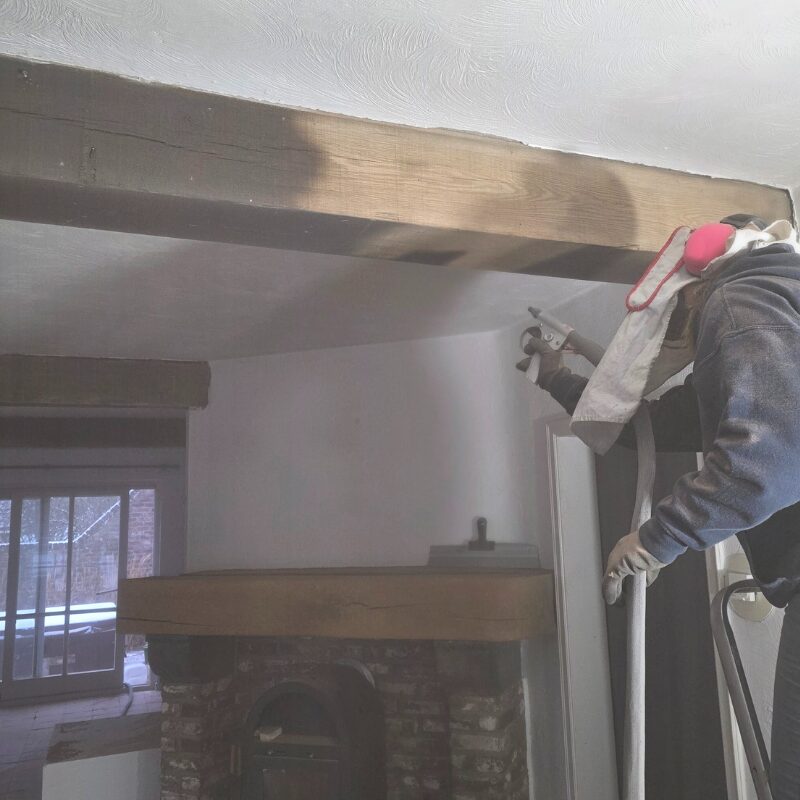 Houten balken zandstralen op locatie